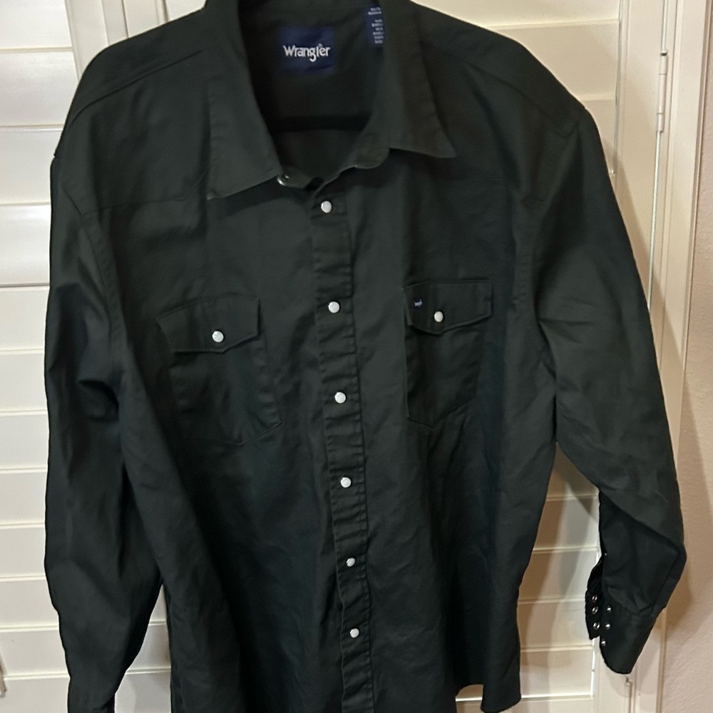 Wrangler Men's Classic Black Button Down Shirt